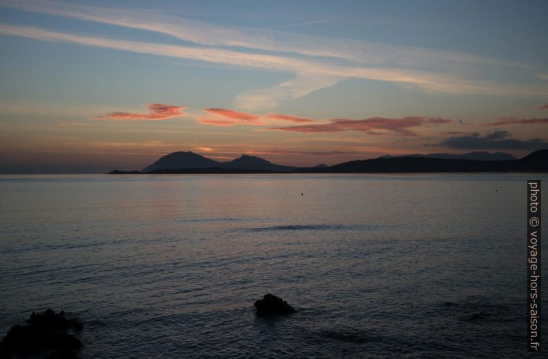 Lever du soleil derrière le Capo Figari. Photo © Alex Medwedeff