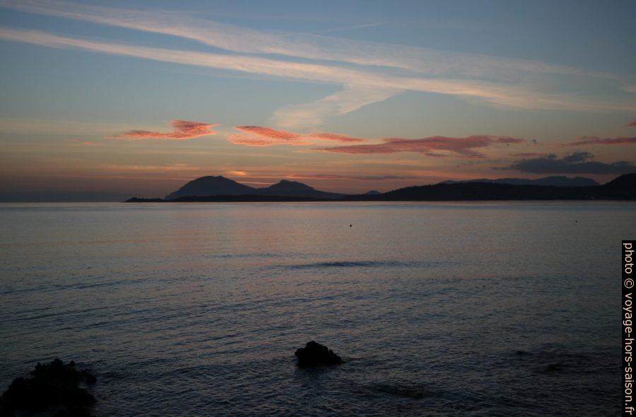 Lever du soleil derrière le Capo Figari. Photo © Alex Medwedeff