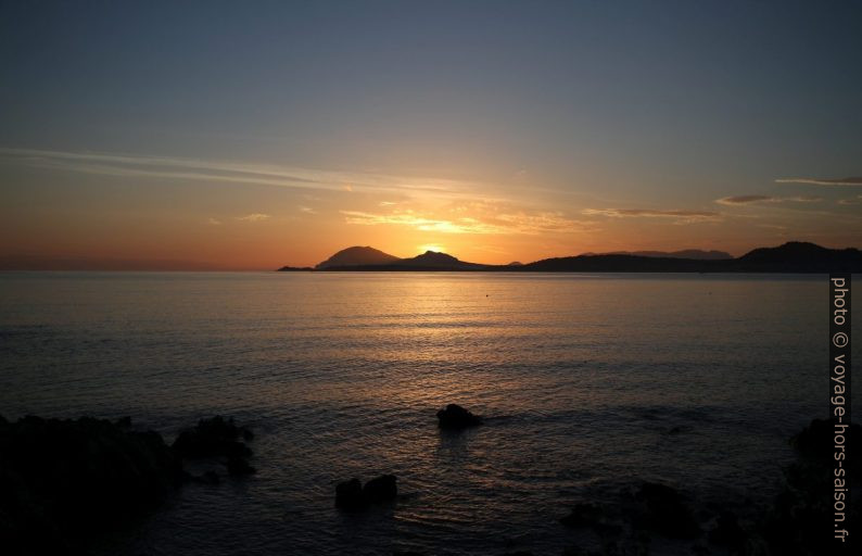 Lever du soleil derrière le Capo Figari. Photo © Alex Medwedeff