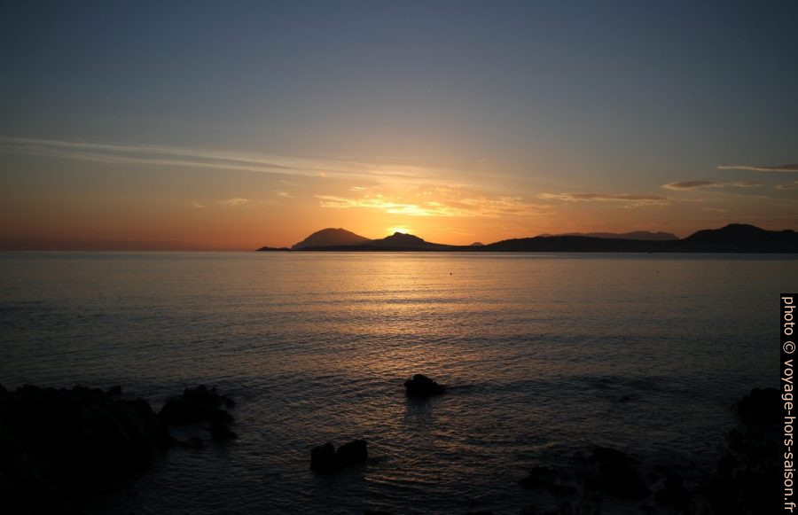 Lever du soleil derrière le Capo Figari. Photo © Alex Medwedeff