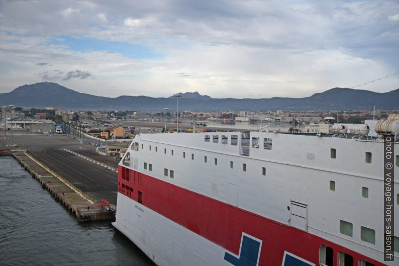 Ferry Amiscora de Tirrenia à Olbia. Photo © Alex Medwedeff