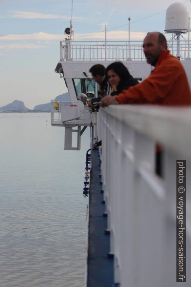 Passerelle de commandement du ferry Moby Aki. Photo © André M. Winter