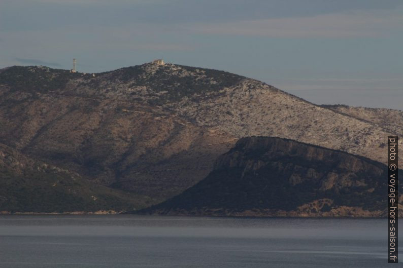 Ancien sémaphore et antenne sur le Capo Figari. Photo © André M. Winter