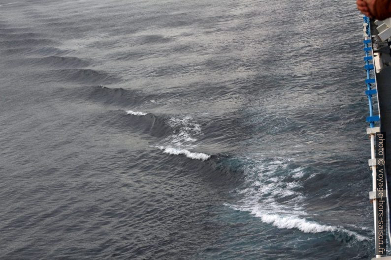 Vagues latérales formés par le ferry. Photo © André M. Winter