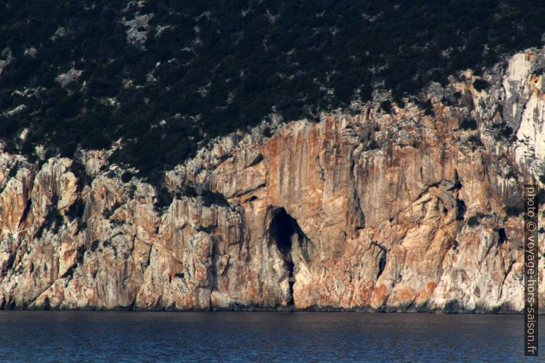 Une grotte du Capo Figari. Photo © André M. Winter