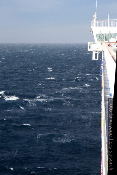 Passerelle de commandement et mer agitée. Photo © Alex Medwedeff