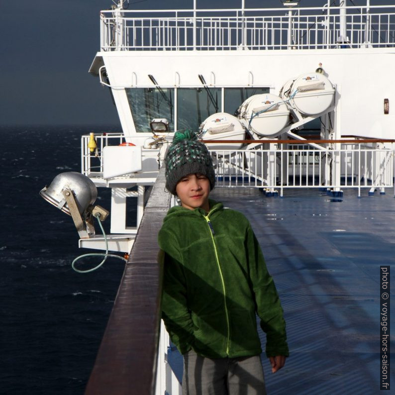 Nicolas devant la passerelle de commandement du ferry Moby Aki. Photo © Alex Medwedeff