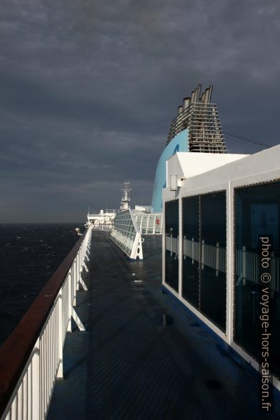 Pont vide du ferry Moby Aki. Photo © Alex Medwedeff