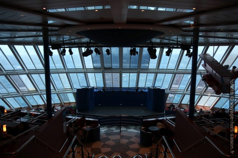 Salle avant du ferry Moby Aki. Photo © Alex Medwedeff