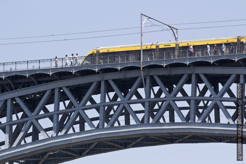 Une rame de métro sur le Pont Dom-Luís. Photo © André M. Winter