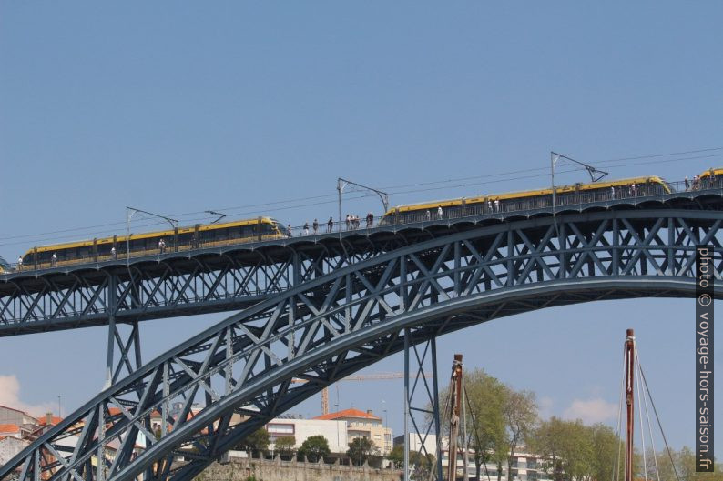 Plusieurs rames de métro sur le Pont Dom-Luís. Photo © André M. Winter