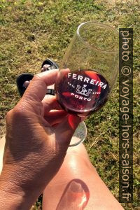 Un verre de porto de Ferreira. Photo © Alex Medwedeff