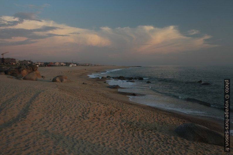 Praia de Salgueiros le soir. Photo © Alex Medwedeff