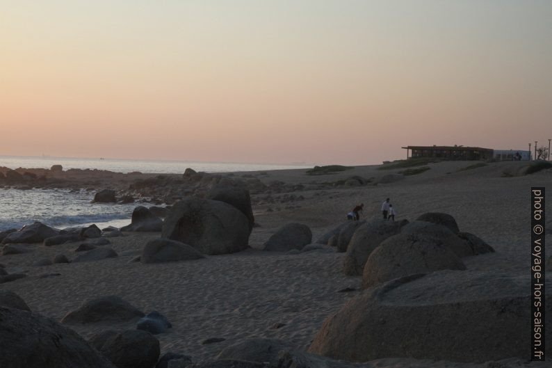 Gros rochers granitiques sur la Praia de Salgueiros. Photo © Alex Medwedeff