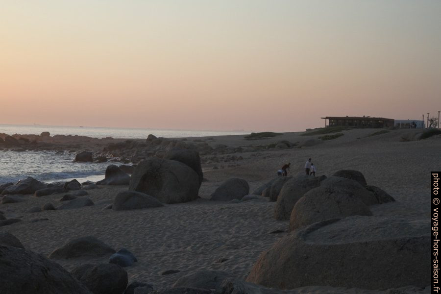 Gros rochers granitiques sur la Praia de Salgueiros. Photo © Alex Medwedeff