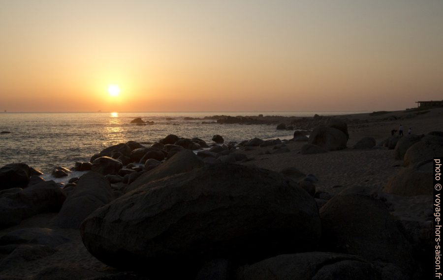Coucher de soleil à la plage de Salgueiros. Photo © André M. Winter