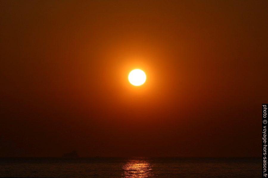 Disque du soleil dans l'air brumeux de l'Atlantique. Photo © André M. Winter