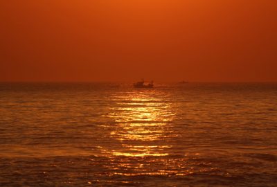 Des bateaux de pêche dans le coucher de soleil orange. Photo © André M. Winter