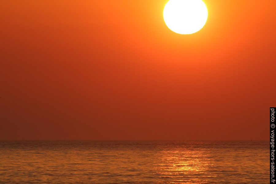 Disque du soleil et mer orange. Photo © André M. Winter