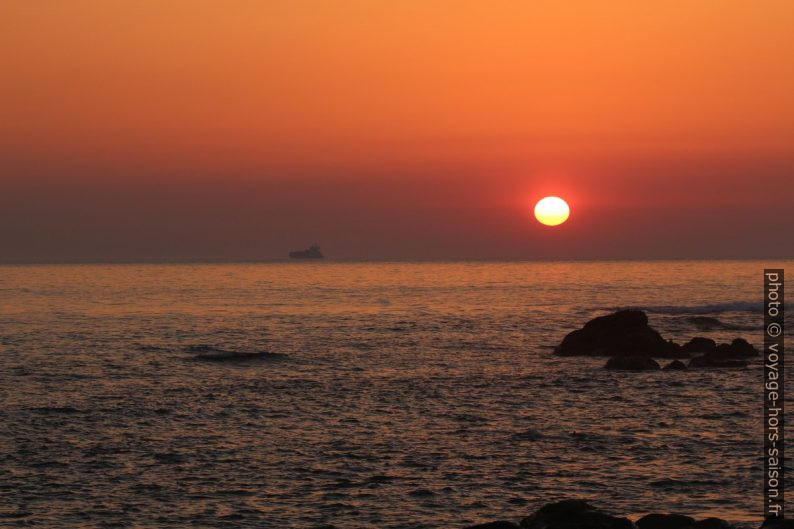 Coucher du soleil vu de la Praia de Salgueiros. Photo © André M. Winter