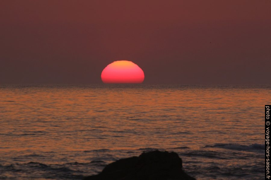 Le disque du soleil plongé d'un tiers dans la mer. Photo © André M. Winter