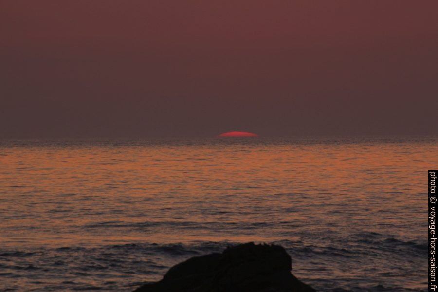 Le disque du soleil presque disparu dans l'Océan Atlantique. Photo © André M. Winter