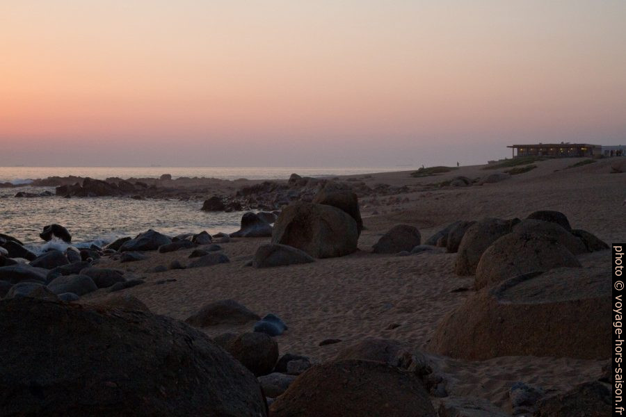 Rochers de la Praia de Salgueiros après le coucher du soleil. Photo © Alex Medwedeff