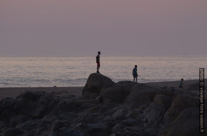 Des enfants jouent sur la Praia de Salgueiros. Photo © André M. Winter