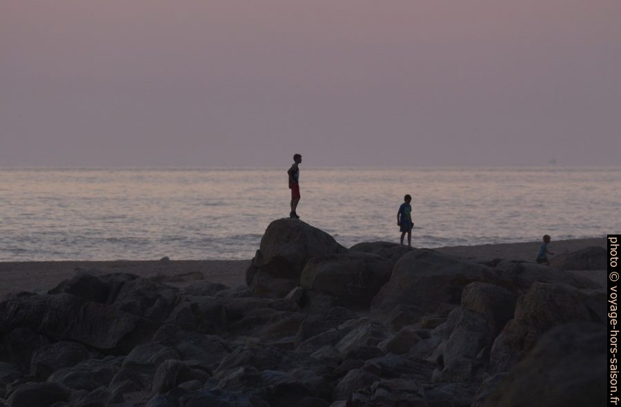 Des enfants jouent sur la Praia de Salgueiros. Photo © André M. Winter