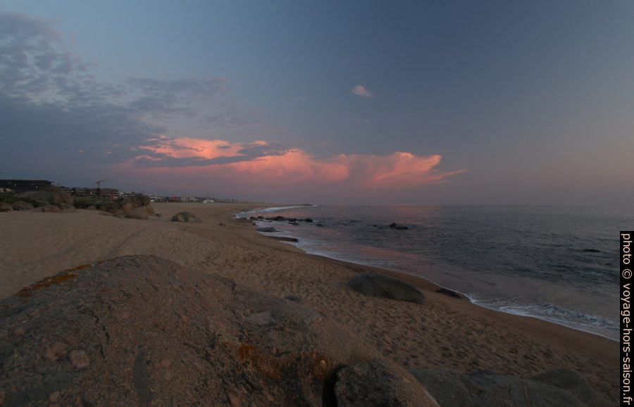 Praia de Salgueiros et nuages éclairés après le coucher du soleil. Photo © André M. Winter