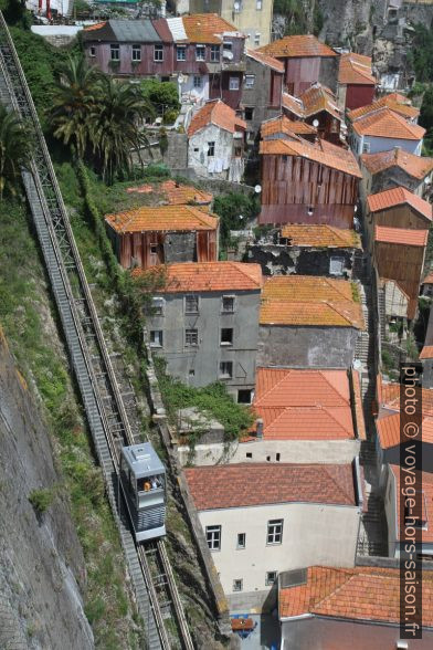 Une cabine du Funicular dos Guindais. Photo © Alex Medwedeff