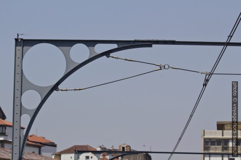 Détail de la caténaire du métro de Porto. Photo © André M. Winter