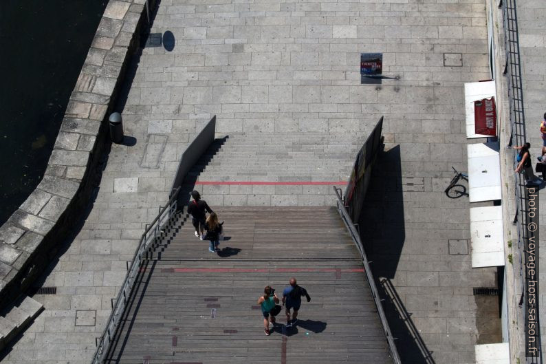 Escalier descendant vers le Cais da Ribeira. Photo © André M. Winter