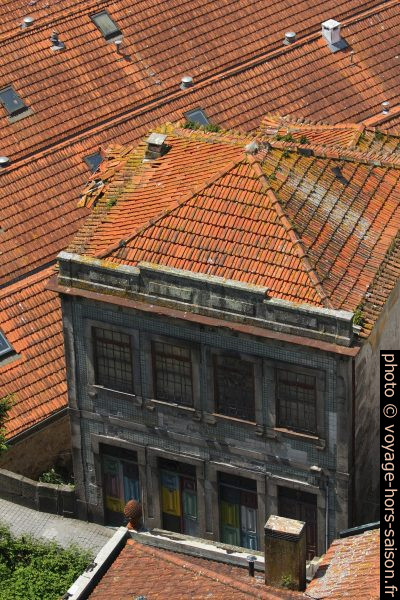 Une maison en ruine dans la Rua do Gen. Torres. Photo © André M. Winter