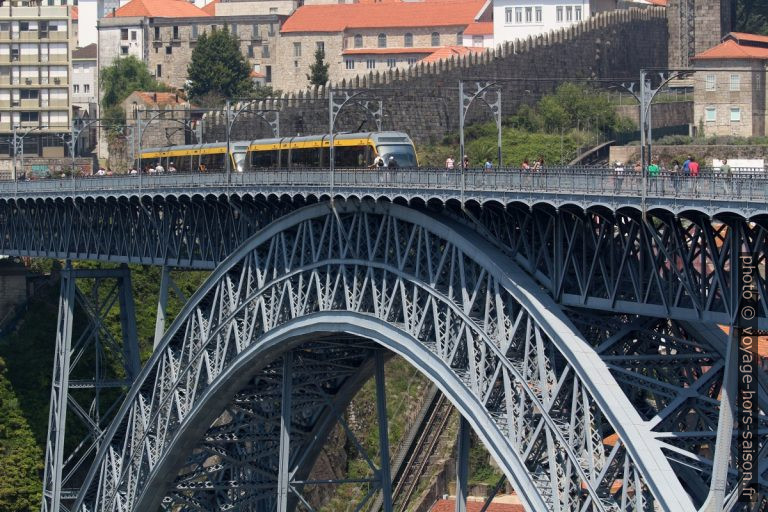 Tablier supérieur passant sur l'arc à treillis du Pont Dom-Luís. Photo © André M. Winter