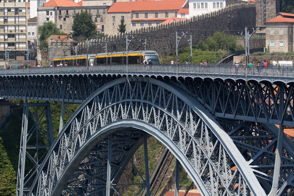 Tablier supérieur passant sur l'arc à treillis du Pont Dom-Luís. Photo © André M. Winter