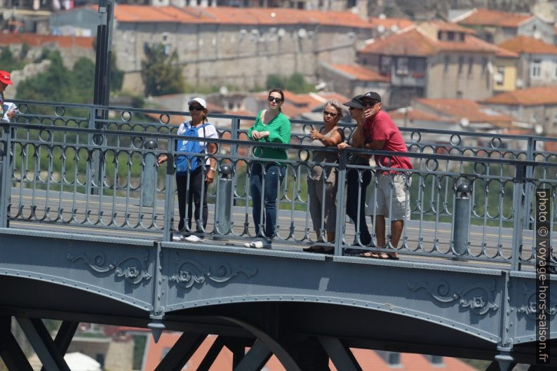 Des touristes sur le Pont Dom-Luís. Photo © André M. Winter