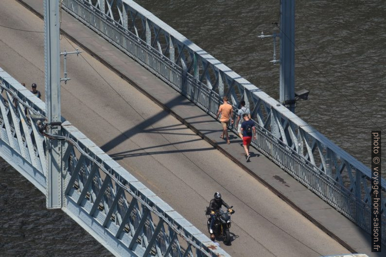 Trottoir étroit du niveau inférieur du Pont Dom-Luís. Photo © André M. Winter