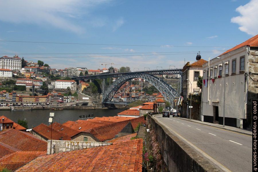 Toits des caves de vin porto et le Pont Dom-Luís. Photo © André M. Winter