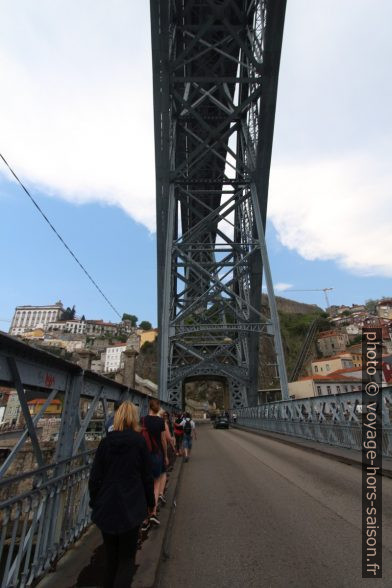 Trottoir trop étroit du niveau inférieur du Pont Dom-Luís. Photo © André M. Winter