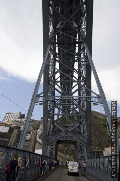 Pont Dom-Luís vu du centre du tablier inférieur. Photo © André M. Winter