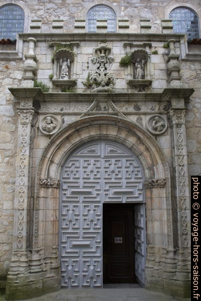 Porte de l'église de Santa Clara do Porto. Photo © Alex Medwedeff