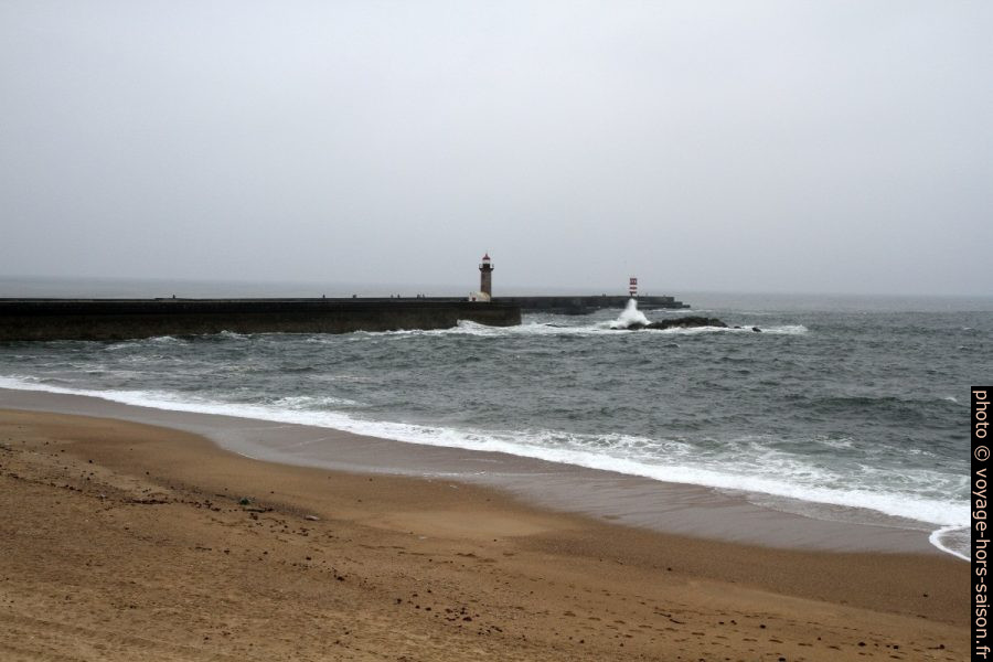 Phares des deux digues au nord de l'estuaire du Douro. Photo © Alex Medwedeff
