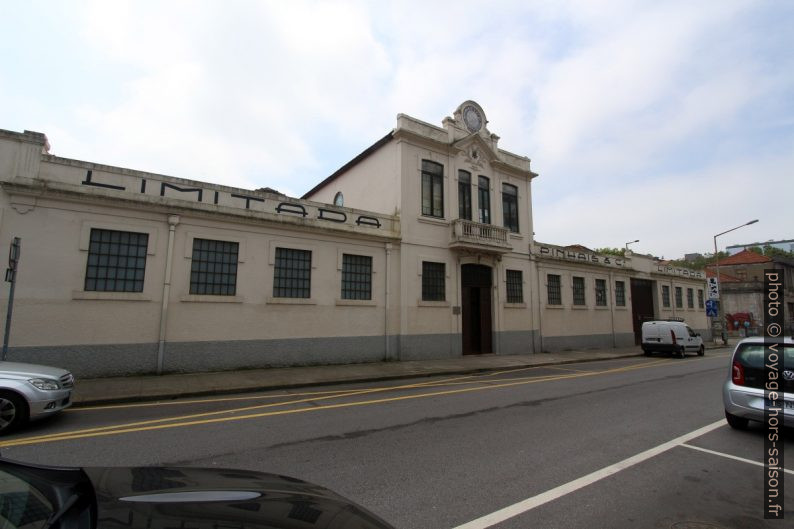 Façade principale de la fabrique Pinhais à Matosinhos. Photo © André M. Winter