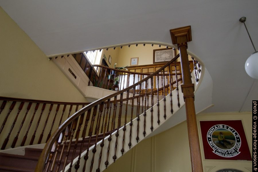 Escalier courbé montant à l'étage de direction de Pinhais. Photo © André M. Winter
