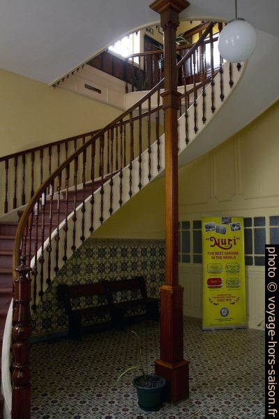 Escalier courbé montant à l'étage de direction de Pinhais. Photo © Alex Medwedeff