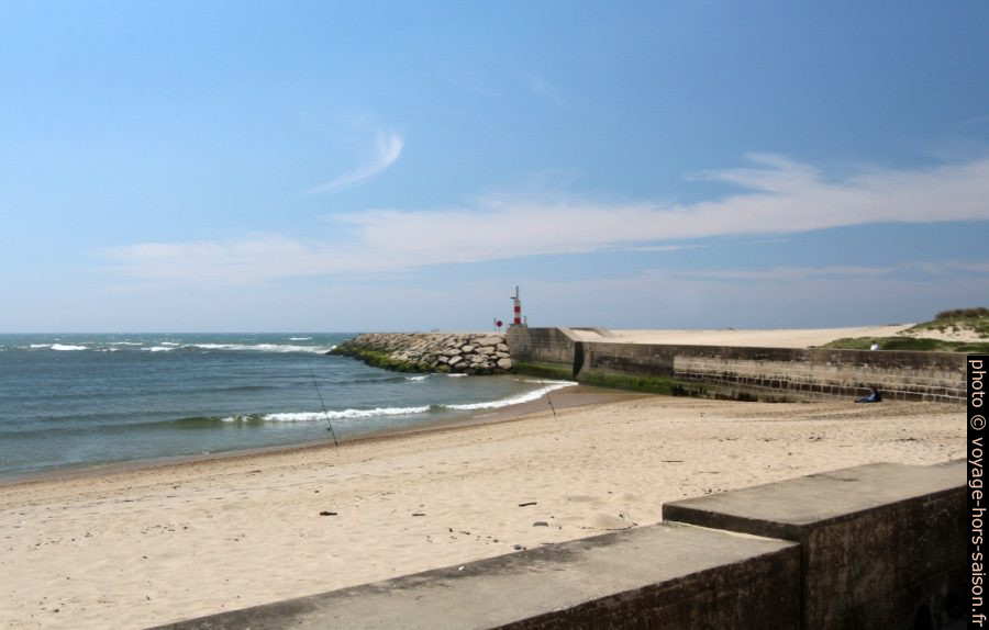 Digue et feu à l'estuaire du Rio Cávado à Esposende. Photo © André M. Winter