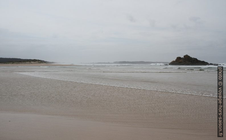 Des vagues rentrent dans le Lagoa de Carregal. Photo © Alex Medwedeff