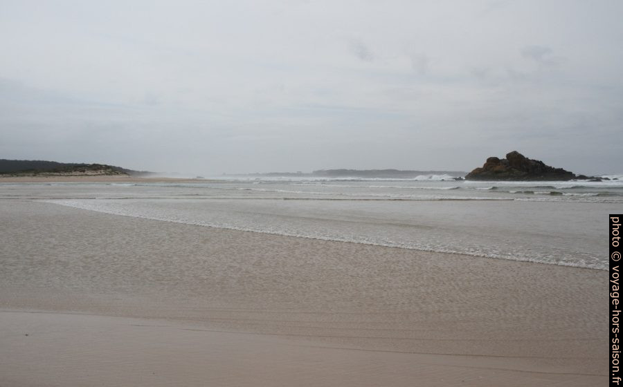 Des vagues rentrent dans le Lagoa de Carregal. Photo © Alex Medwedeff
