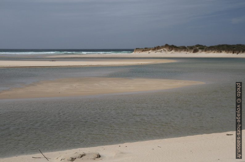 Banc de sable dans le lagon de Carregal lors de marée montante. Photo © Alex Medwedeff
